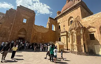 İshak Paşa Sarayı'nda hafta sonu hareketliliği