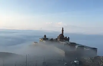 İshak Paşa Sarayı sis bulutlarının arasında kayboldu