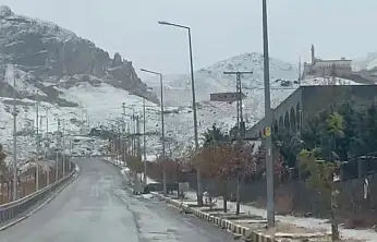 İshak Paşa Sarayı yolunda sabah saatlerinde ince kar tabakası oluştu