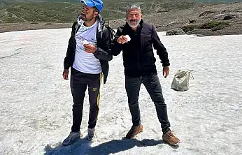 İstanbul sıcağından kaçtı, Ağrı'da Temmuz ayında kar yedi
