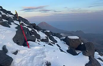Kar yağışına rağmen zirve inadı! Ağrı Dağı'nda kar kalınlığı 40 santimi geçti