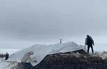 Kar, yağmur ve rüzgâr Patnos'u esir aldı