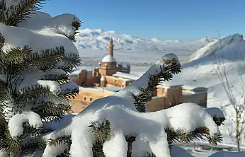 Karın sessizliği İshak Paşa Sarayı'nı sardı