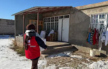 Karlı yolları aşarak kapı kapı gıda kolilerini ulaştırdılar