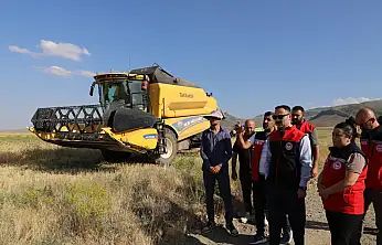 Kaymakam Ayvat çiftçinin hasat sevincine ortak oldu