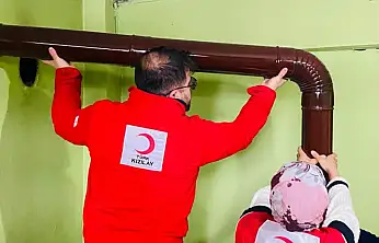 Kış gününde kapıyı Kızılay çaldı: Sobayı temizleyip çay demlediler