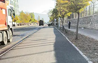 Kış öncesi yol seferberliği! Stadyum yoluna asfalt ve 2 bin 400 metrelik yürüyüş yolu