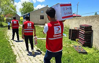 Kızılay Diyadin'de ihtiyaç sahibi ailelerin kapısını çaldı