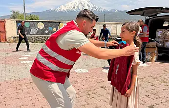 Kızılay Doğubayazıt Şubesi'nden Çiftlik Köyü'nde giyim desteği