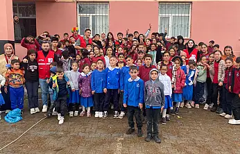 Kızılay ekibi Tutak'ta öğrencilerle buluştu