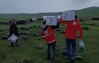 Kızılay ekipleri Ağrı'da yağmur altında yaylacıların yardımına koştu