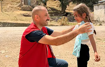 Kızılay gönüllüleri Ağrı Dağı eteklerinde köy çocuklarının yüzünü güldürdü