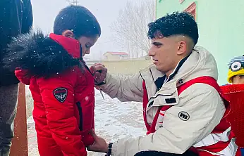 Kızılay gönüllüleri, Dolaklı Köyü'nde çocukları sevindirdi