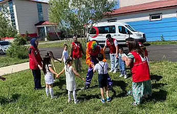 Kızılay gönüllüleri miniklerle okul bahçeleri şenlendirdi