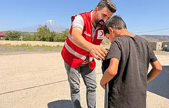 Kızılay gönüllüleri Uzunyazı Köyü'nde çocukların yüzünü güldürdü
