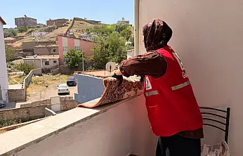 Kızılay gönüllülerinden örnek davranış! yaşlı vatandaşın evini temizlediler