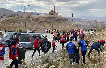 Kızılay, İshak Paşa Sarayı'nda çevre temizliği etkinliğiyle farkındalık yarattı