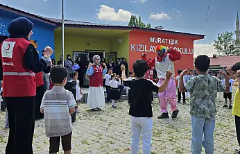 Kızılay miniklerin karne sevincine ortak oldu