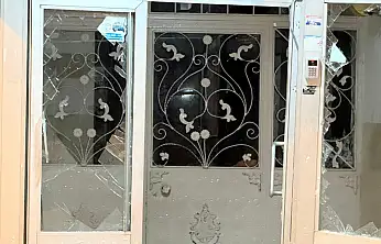 Mahalleli bomba sesi sandı: Ağrı'da çatıdan düşen kar kapıyı paramparça etti!