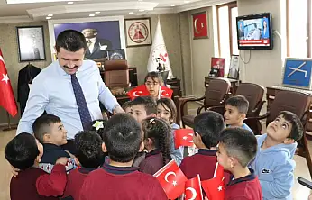 Minik öğrenciler bayraklarıyla geldi, Tutak Kaymakamlığı renklendi!