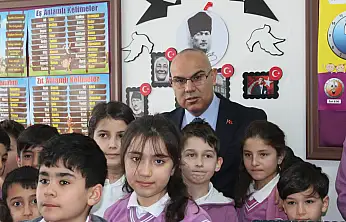 Minik öğrenciler ilk karnelerini Vali Koç'un elinden aldı