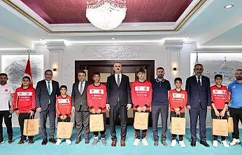 Minik şampiyonlar Vali Bozkurt'un konuğu oldu