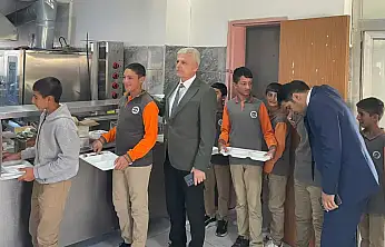 Müdür Kartal yatılı öğrencilerle güne aynı sofrada başladı