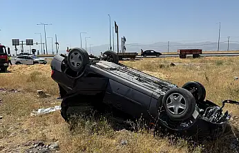 Muş-Bingöl karayolunda takla atan otomobilde 3 kişi yaralandı