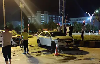Muş'ta Hastane Kavşağı'nda gece kazası 2 kişi yaralandı