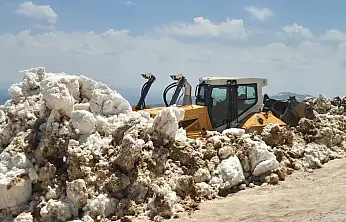 Muş'ta Haziran sonunda kar mesaisi: Yayla yolları iş makineleriyle açılıyor