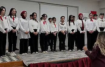 Patnos Kaymakamı Dertlioğlu, 29 Ekim etkinliğinde öğrencileri tebrik etti