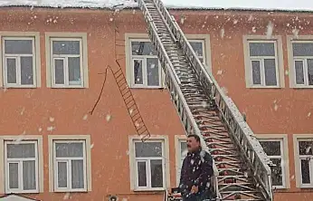 Patnos'ta buz temizliği devam ediyor