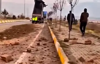 Patnos'ta damperi açık tır kemere takıldı