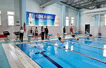 Patnos'ta genç yüzücüler havuzda mücadele etti