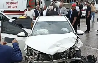 Patnos'ta iki araç çarpıştı: 3 kişi yaralandı