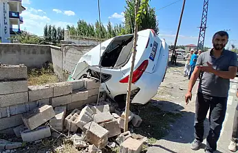 Patnos'ta iki araç kavşakta çarpıştı! 1'i çocuk 4 kişi yaralandı