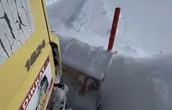 Patnos'ta kar engeli ekiplerin çalışmasıyla aşılıyor