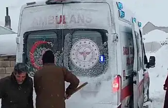 Patnos'ta karla kapanan yollarda çocuk hasta için seferberlik