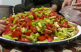 Patnos'ta kış hazırlığı başladı: Yazın bereketi sofralar için saklanıyor