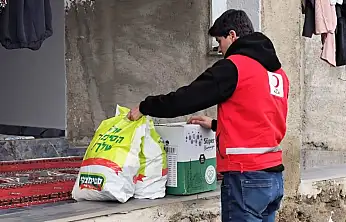 Patnos'ta Kızılay gönüllülerinden kapı kapı yardım mesaisi