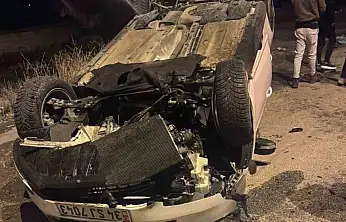 Patnos'ta kontrolden çıkan otomobil kaldırıma savruldu