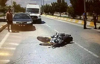 Patnos'ta motosiklet otomobile çarptı: Direksiyon eğitmeni yaralandı