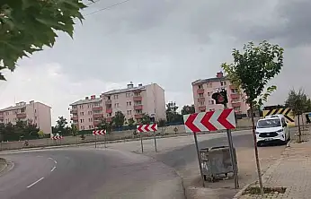 Patnos'ta riskli kavşaklara yeni önlem: Levhalara flaşör takıldı