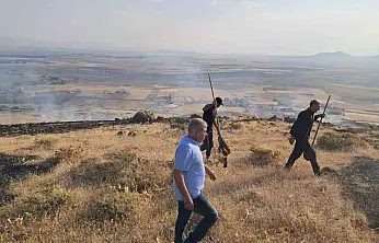 Patnos'ta rüzgarla büyüyen yangın felakete dönüşmeden söndürüldü