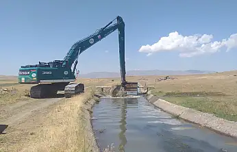 Patnos'ta sulama kanallarında temizlik çalışmaları başladı