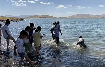 Patnos'ta tehlikeli serinlik: Çocuklar baraj sularına akın etti