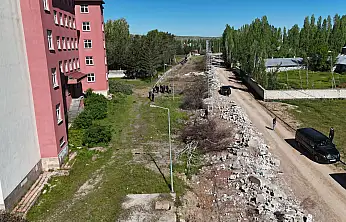 Patnos'ta yol çalışmaları elektrik direklerine takıldı