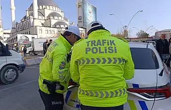 Polis ekipleri Cumhuriyet Caddesi girişinde trafiği yakından denetliyor