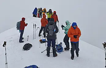 Rus dağcılar kar fırtınasını aşarak Ağrı Dağı'nın zirvesine ulaştı