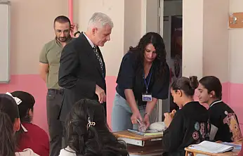 Sabahın ilk saatlerinde sınıfa girdi, öğrencilerle deneye katıldı